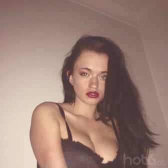 22 Jahre, Blond & Zierlich - Escort