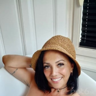 Erfahrene Frau mit gr&uuml;nen Augen bietet Massagen und mehr
