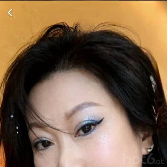 Schwarze Haare, braune Augen 👄, zierliche Kurven