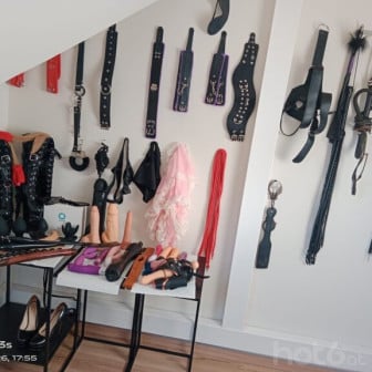 Neu im Haus, Appartment, gro&szlig;er Busen, Dessous, High Heels, &Ouml;lmassagen, Fu&szlig;fetisch